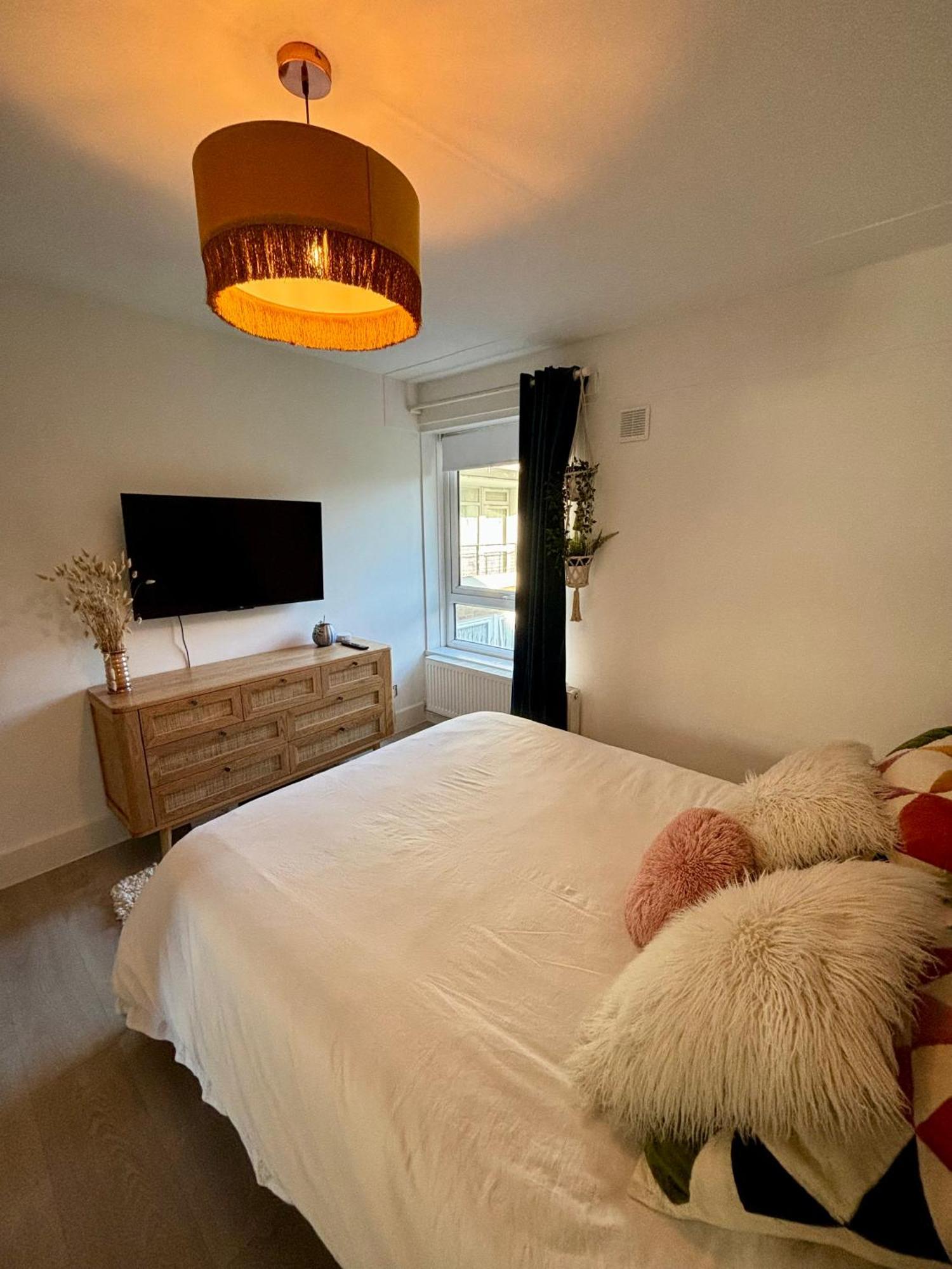 2 Bed, Open Plan, Modernised Flat, Canary Wharf Appartement
