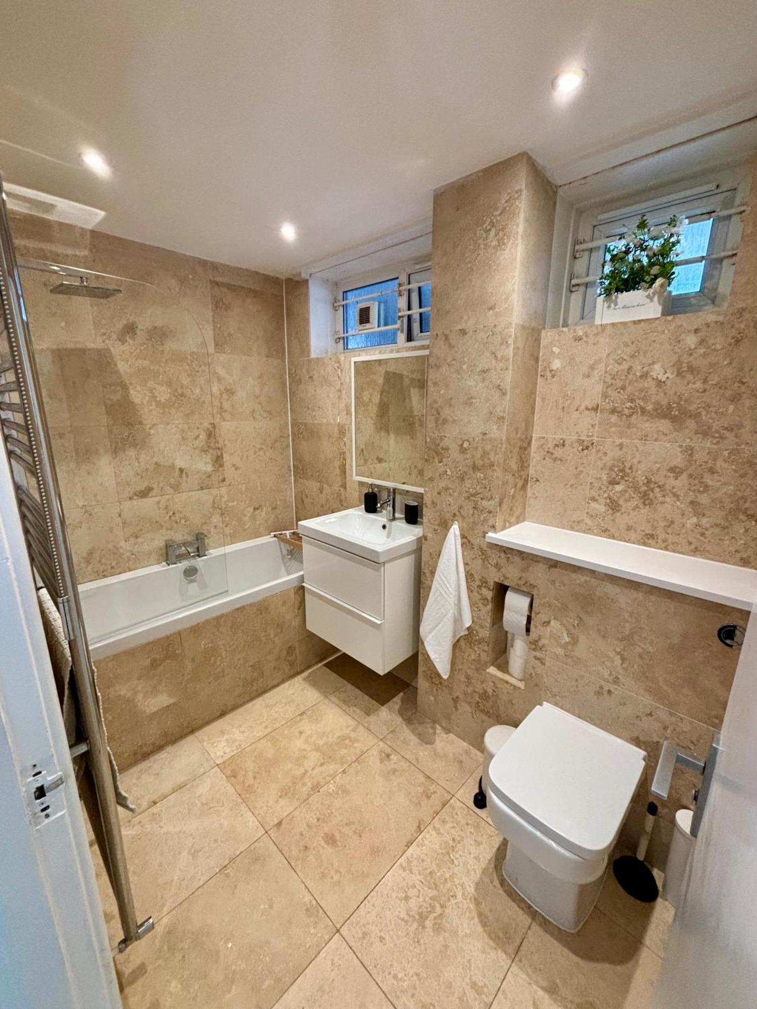 2 Bed, Open Plan, Modernised Flat, Canary Wharf Londen