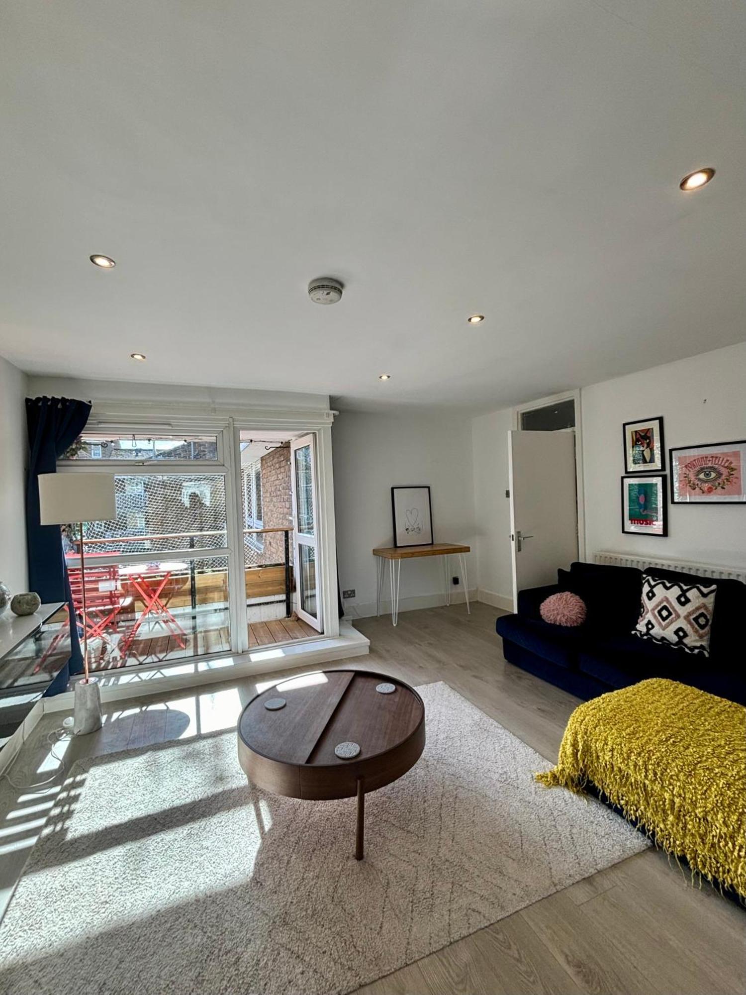 2 Bed, Open Plan, Modernised Flat, Canary Wharf * Londen